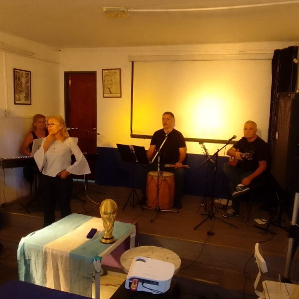 Alejandro Wat presentando su libro La Leyenda del Medallón de Oro en Morón